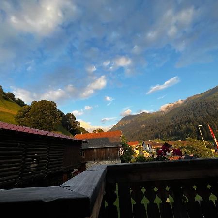 Ferienwohnung Uf Z'Enisch Klosters Exterior photo